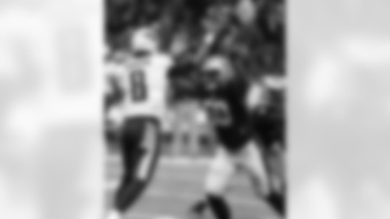 Tennessee Titans quarterback Marcus Mariota (8) passes under pressure from New Orleans Saints middle linebacker Stephone Anthony (50) in the first half of an NFL football game against the Tennessee Titans in New Orleans, Sunday, Nov. 8, 2015. (AP Photo/Jonathan Bachman)