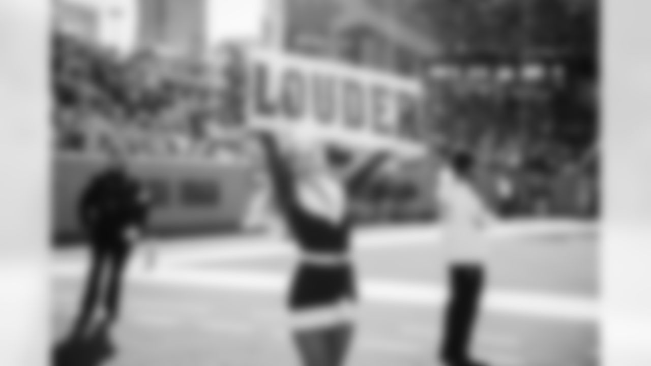 Tennessee Titans Cheerleaders during the game between the Tennessee Titans and the Kansas City Chiefs at Nissan Stadium on December 21, 2025 in Nashville, TN. Photo By Kaitlyn Hungerford/Tennessee Titans