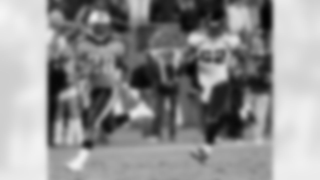 Tennessee Titans running back Chris Johnson (28) leaves Jacksonville Jaguars linebacker Daryl Smith (52) behind as Johnson runs for an 89-yard touchdown in the fourth quarter of an NFL football game in Nashville, Tenn., Sunday, Nov. 1, 2009. The Titans won 30-13 for their first win of the season. (AP Photo/Wade Payne)