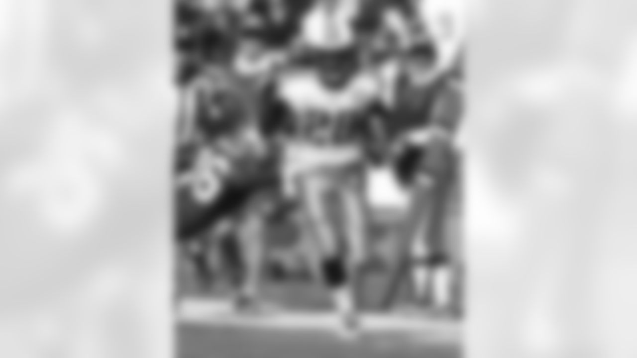 Tennessee Titans running back Chris Johnson (28) runs upfield during an NFL game against the San Francisco 49ers on November 8, 2009. The Titans defeated the 49ers 34-27. (AP Photo/Kevin Terrell)