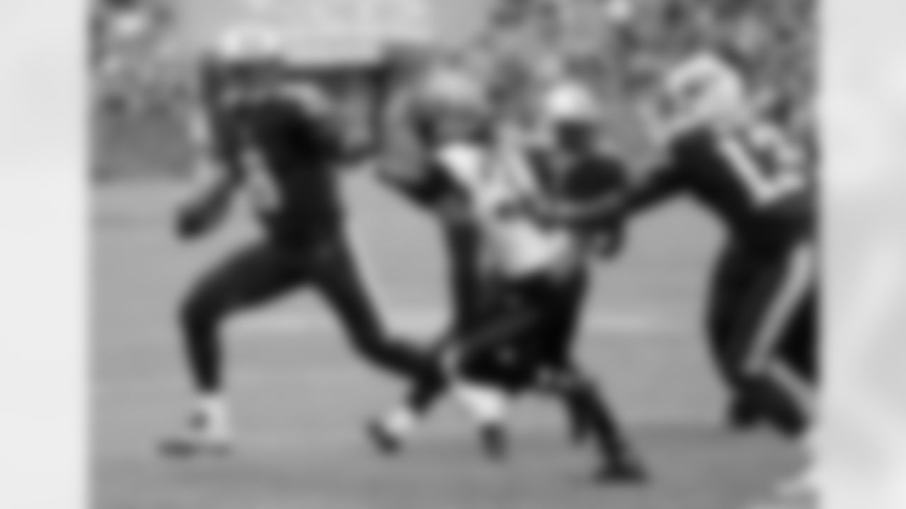 Tennessee Titans quarterback Marcus Mariota (8) scrambles from Jacksonville Jaguars cornerback Davon House (31) in the first half of an NFL football game Sunday, Dec. 6, 2015, in Nashville, Tenn. (AP Photo/James Kenney)