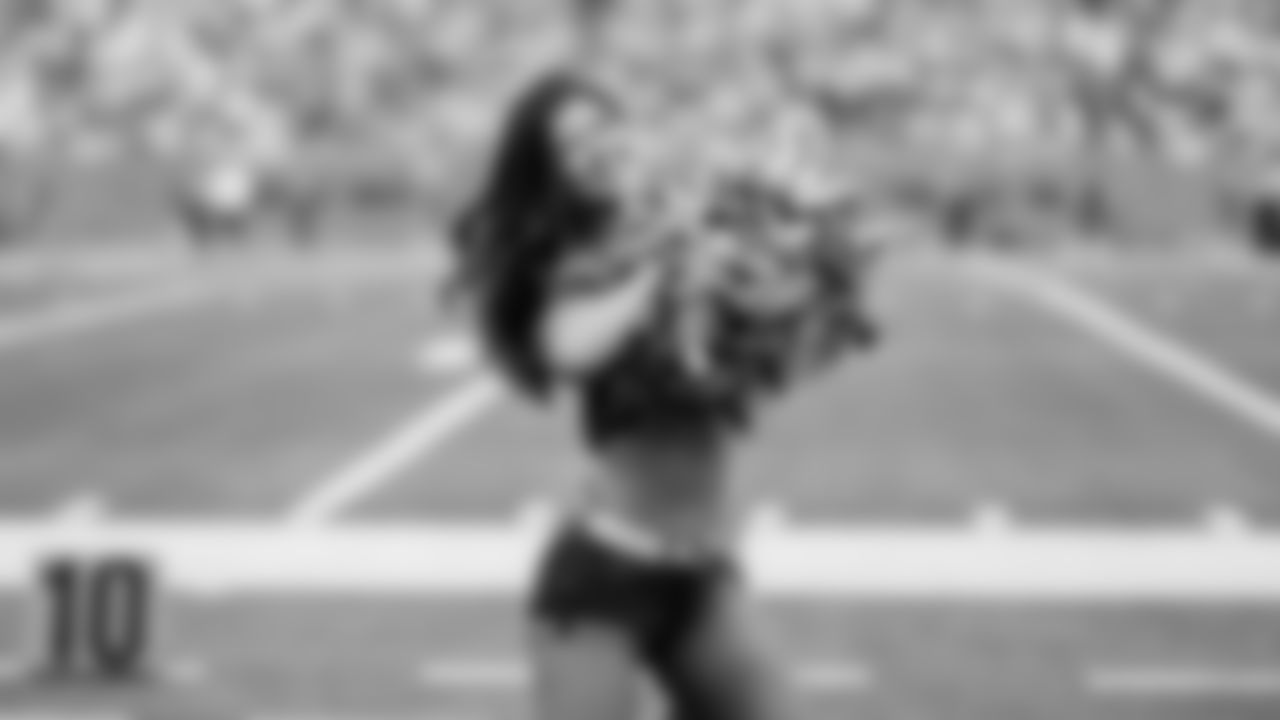 Tennessee Titans Cheerleaders during the game between the Tennessee Titans and the Indianapolis Colts at Nissan Stadium on September 21, 2025 in Nashville, TN. Photo By Kaitlyn Hungerford/Tennessee Titans