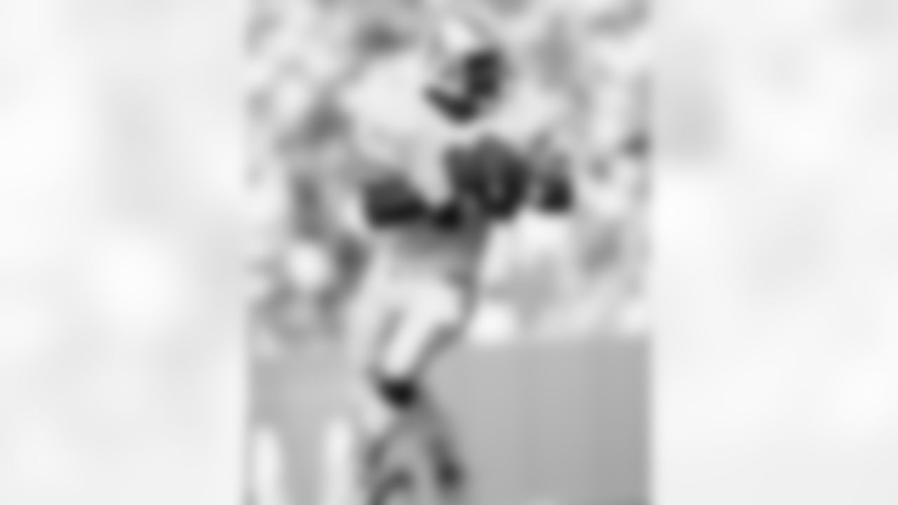 Houston Oilers Hall of Fame quarterback Warren Moon (1) looks for a receiver downfield during an NFL game against the Kansas City Chiefs in Kansas City, Mo., Sept. 21, 1986. The Chiefs defeated the Oilers 27-13. (AP Photo/Damian Strohmeyer)