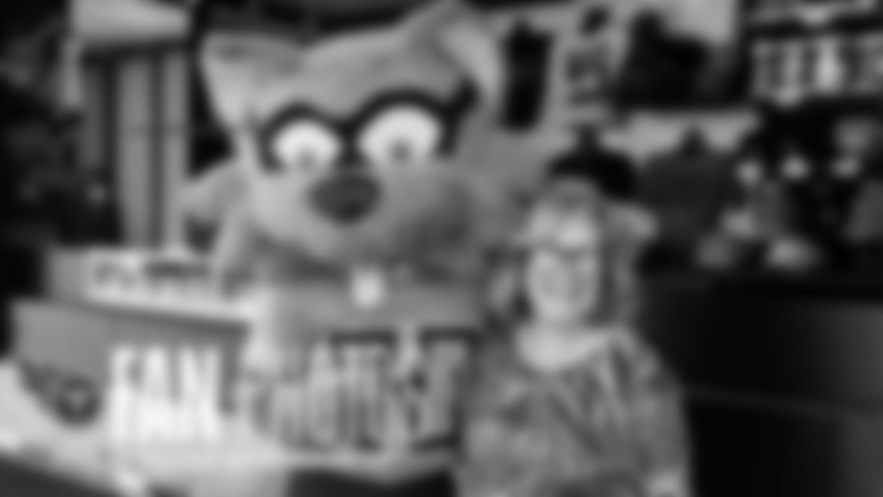 TitansPopUp_Fan-Photos
