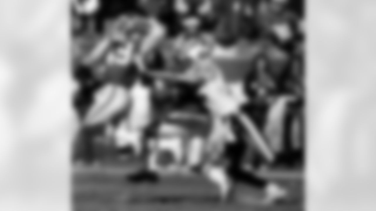 Kansas City Chiefs safety Bernard Pollard (49) and safety Jarrad Page, rear, break up a pass intended for Tennessee Titans wide receiver Justin Gage, right, during the second quarter of an NFL football game Sunday, Dec. 16, 2007, in Kansas City, Mo. (AP Photo/Dick Whipple)