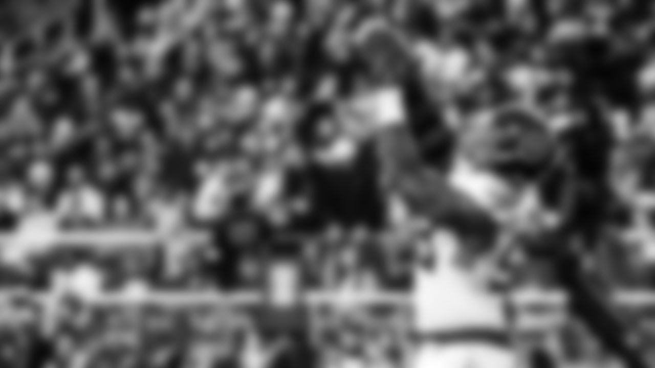 Defensive tackle Jeffery Simmons #98 of the Tennessee Titans during the game between the Tennessee Titans and the San Francisco 49ers at Levi's Stadium on December 14, 2025 in San Francisco, CA. Photo By Donald Page/Tennessee Titans