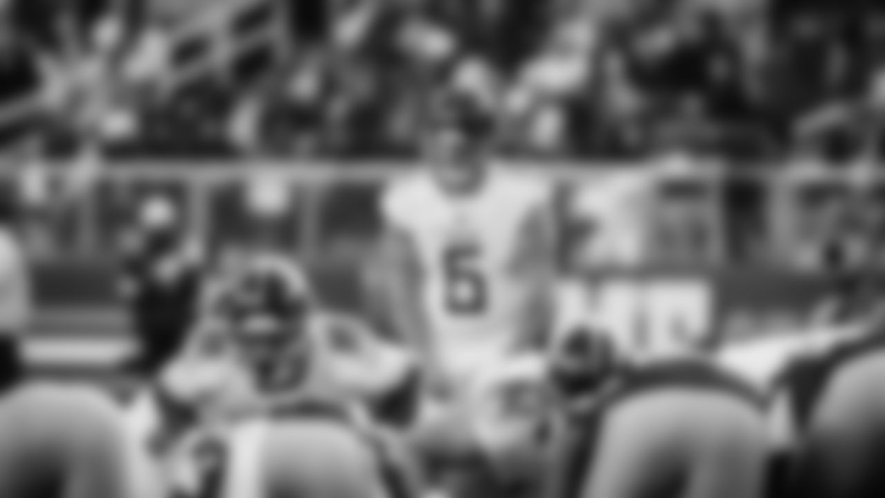 The Tennessee Titans and the San Francisco 49ers compete at Levi's Stadium on December 14, 2025 in San Francisco, CA. Photo By Donald Page/Tennessee Titans