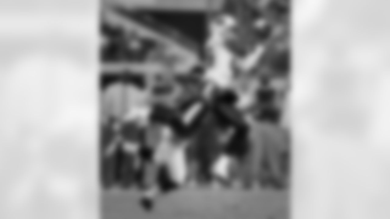 Tennessee Titans wide receiver Nate Washington (85) hauls in a pass in while being defended by Jacksonville Jaguars cornerback David Jones in the third quarter during an NFL football game Monday, Oct. 18, 2010, in Jacksonville, Fla. (AP Photo/Stephen Morton)