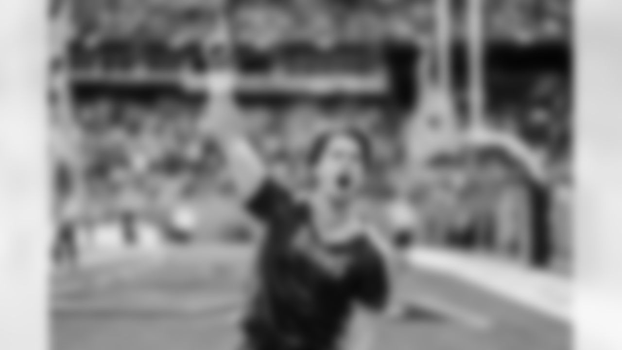 Tennessee Titans Cheerleaders during the game between the Tennessee Titans and the Los Angeles Chargers at Nissan Stadium on November 02, 2025 in Nashville, TN. Photo By Kaitlyn Hungerford/Tennessee Titans