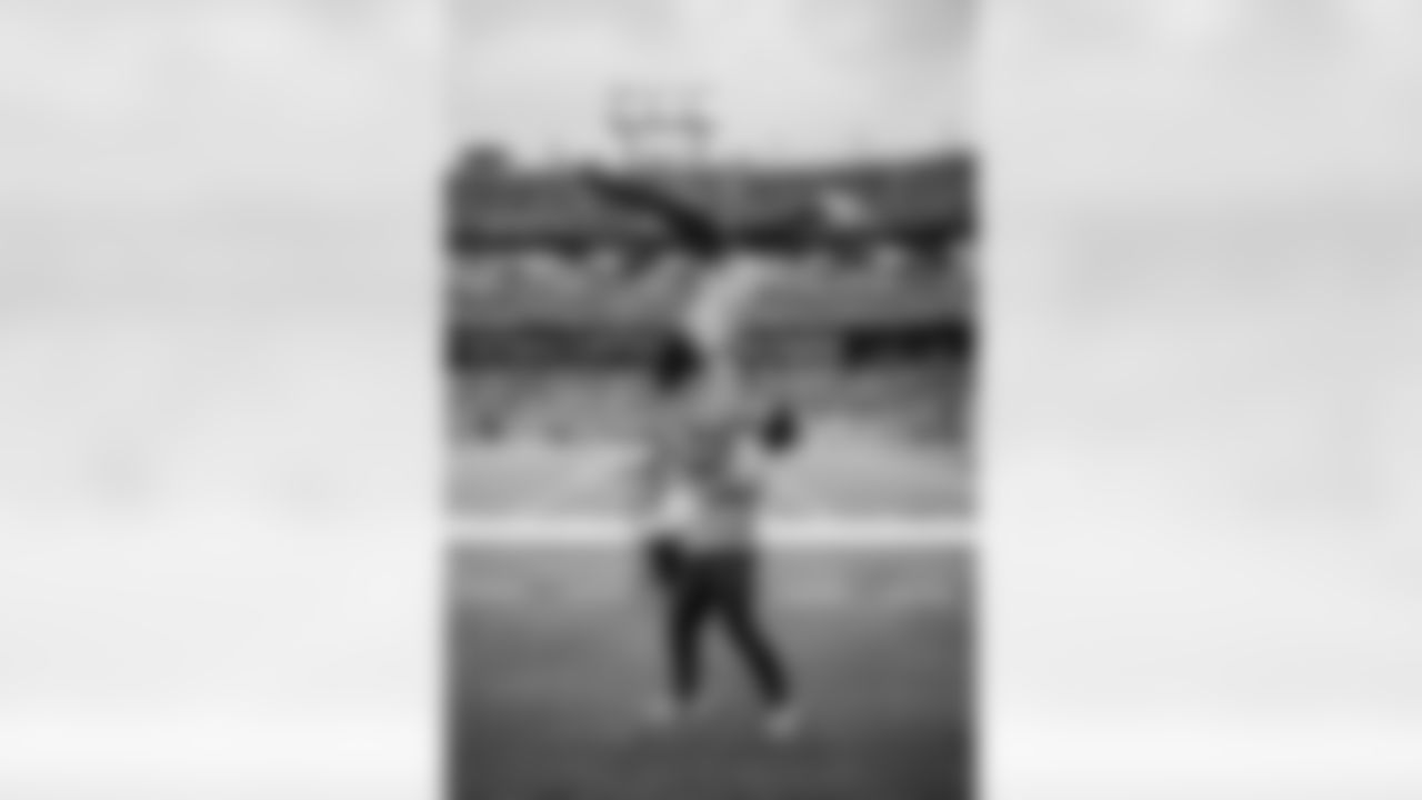 Tennessee Titans Cheerleaders during the game between the Tennessee Titans and the Los Angeles Chargers at Nissan Stadium on November 02, 2025 in Nashville, TN. Photo By Kaitlyn Hungerford/Tennessee Titans