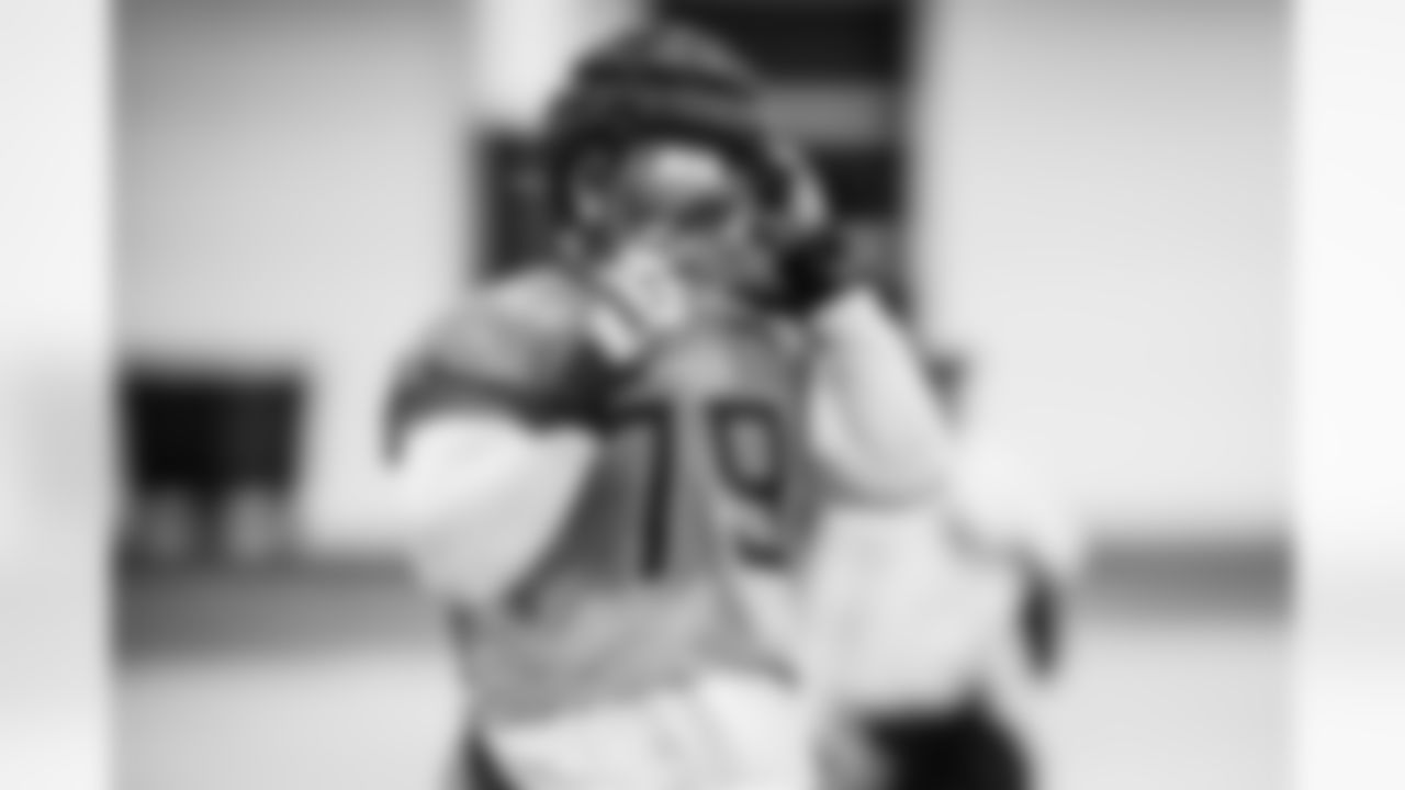 Center Lloyd Cushenberry III #79 of the Tennessee Titans during practice at the Ascension Saint Thomas Sports Park on November 21, 2025 in Nashville, TN. Photo By Beau Brune/Tennessee Titans