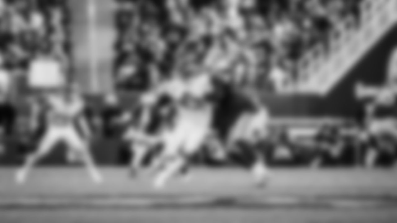 The Tennessee Titans and the San Francisco 49ers compete at Levi's Stadium on December 14, 2025 in San Francisco, CA. Photo By Jessie Rogers/Tennessee Titans