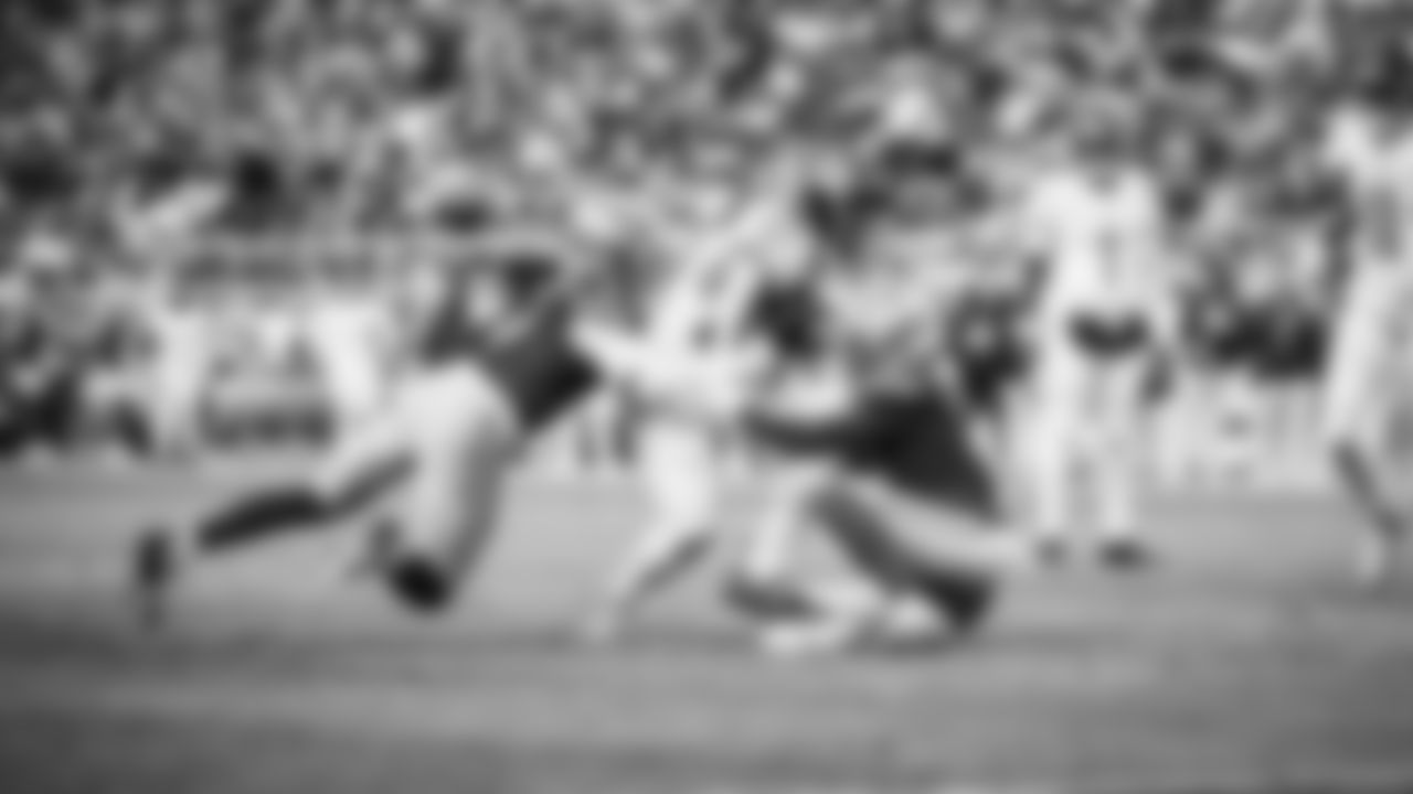 The Tennessee Titans and the San Francisco 49ers compete at Levi's Stadium on December 14, 2025 in San Francisco, CA. Photo By Jessie Rogers/Tennessee Titans