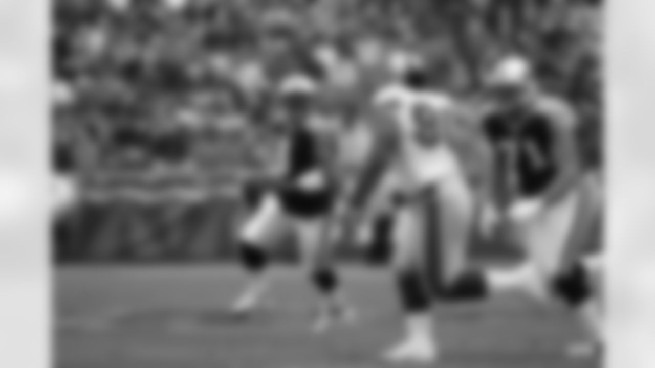 Steve McNair #9 of the Tennessee Titans looks for a receiver against the San Francisco 49ers on November 27, 2005 in Nashville, Tennessee. The Titans defeated the 49ers 33-22. (Joe Robbins via AP)