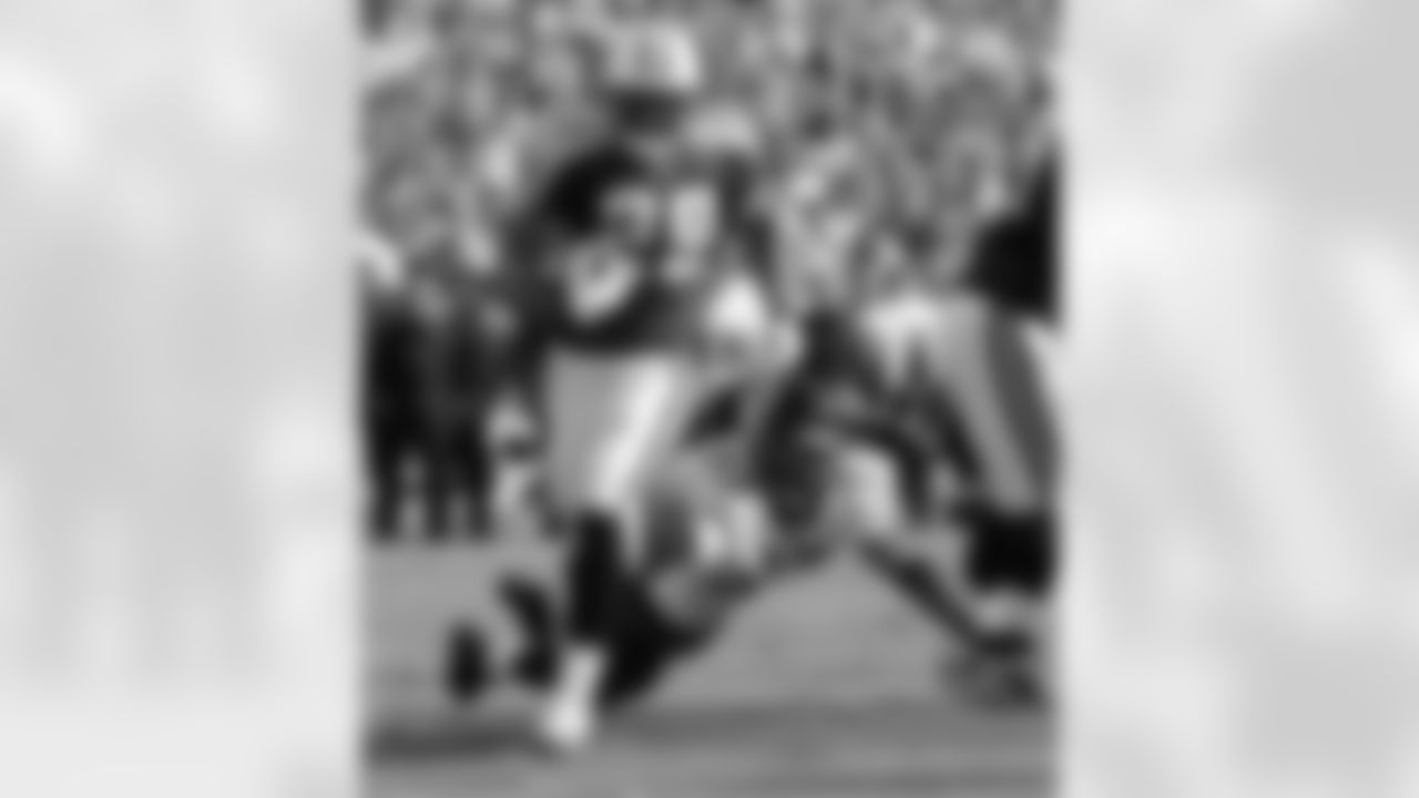 Tennessee Titans running back Chris Brown (29) leaves Jacksonville Jaguars safety Deon Grant (37) behind as Brown scores a touchdown on a 15-yard run in the second quarter, Sunday, Nov. 20, 2005 in Nashville, Tenn. (AP Photo/Mark Humphrey)