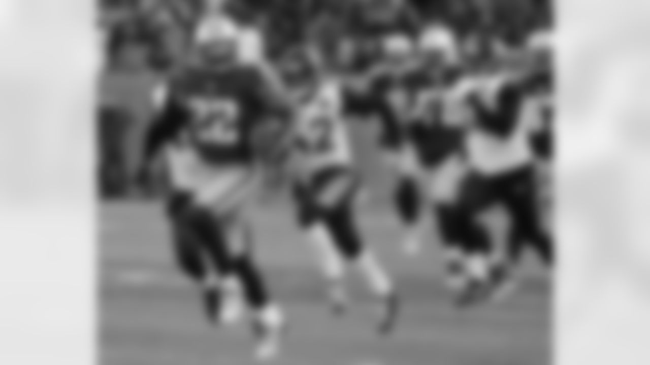 Tennessee Titans running back Derrick Henry (22) scores a touchdown on a 66-yard pass play against the Jacksonville Jaguars in the first half of an NFL football game Sunday, Dec. 31, 2017, in Nashville, Tenn. (AP Photo/James Kenney)