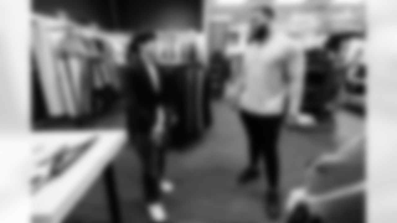 Jeffery Simmons purchases suits of members of Big Brothers Big Sisters  on December 16, 2025 at Men's Warehouse in Nashville, TN. Photo By Beau Brune/Tennessee Titans