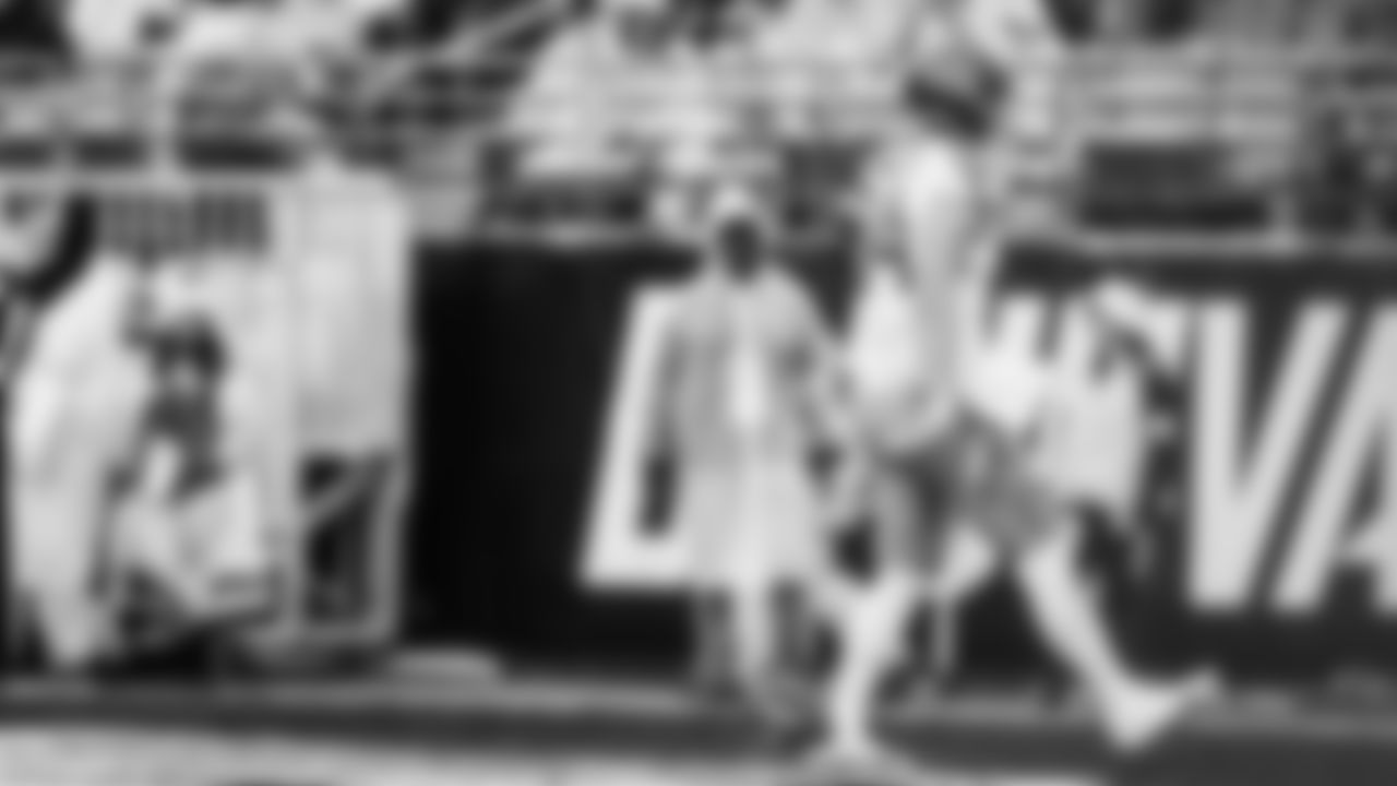 The Tennessee Titans and the Jacksonville Jaguars compete at EverBank Stadium on December 29, 2024 in Jacksonville, FL. Photo By //YOUR NAME///Tennessee Titans