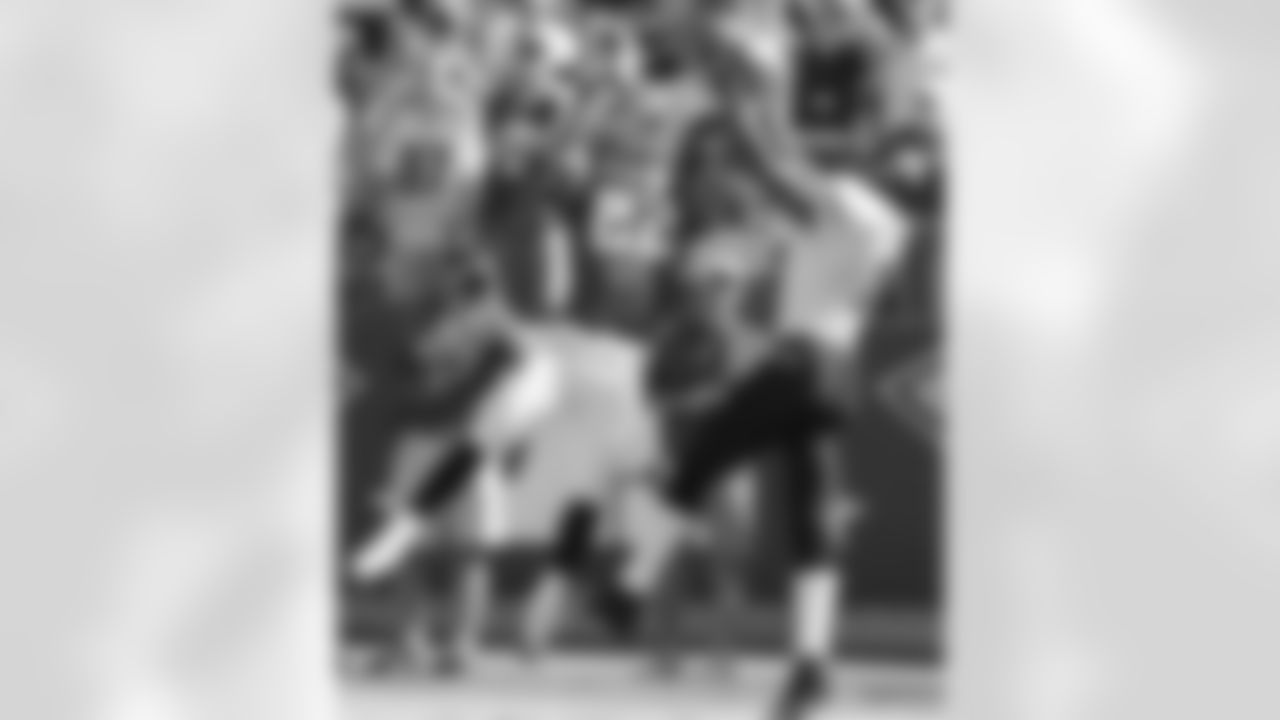 Jacksonville Jaguars wide receiver Reggie Williams (11) grabs a two-point conversion pass behind Tennessee Titans' cornerback Andre Dyson (22) in the fourth quarter to cap a 15-12 win Sunday, Sept. 26, 2004, in Nashville, Tenn. (AP Photo/Mark Humphrey)