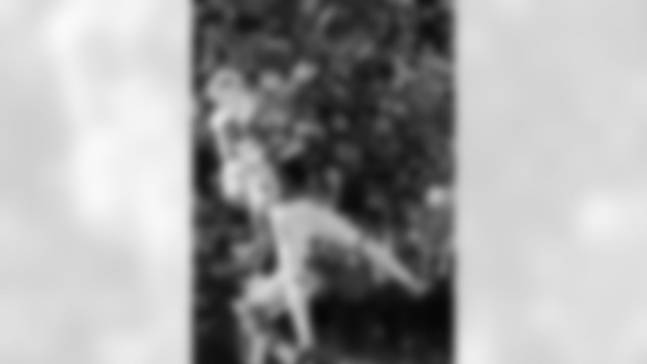 Tennessee Titans wide receiver Rishard Matthews (18) makes a catch between Kansas City Chiefs defensive back Eric Berry (29) and defensive back Marcus Peters, rear, during the first half of an NFL football game in Kansas City, Mo., Sunday, Dec. 18, 2016. (AP Photo/Charlie Riedel)