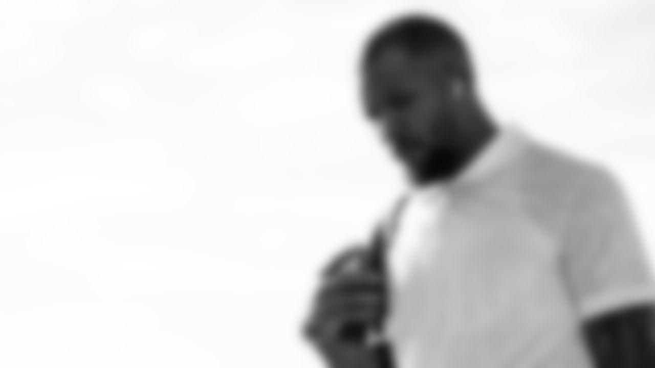 Running back Tony Pollard #20 of the Tennessee Titans during the travel day at the Nashville International Airport on January 03, 2026 in Nashville, TN. Photo by Jessie Rogers/Tennessee Titans