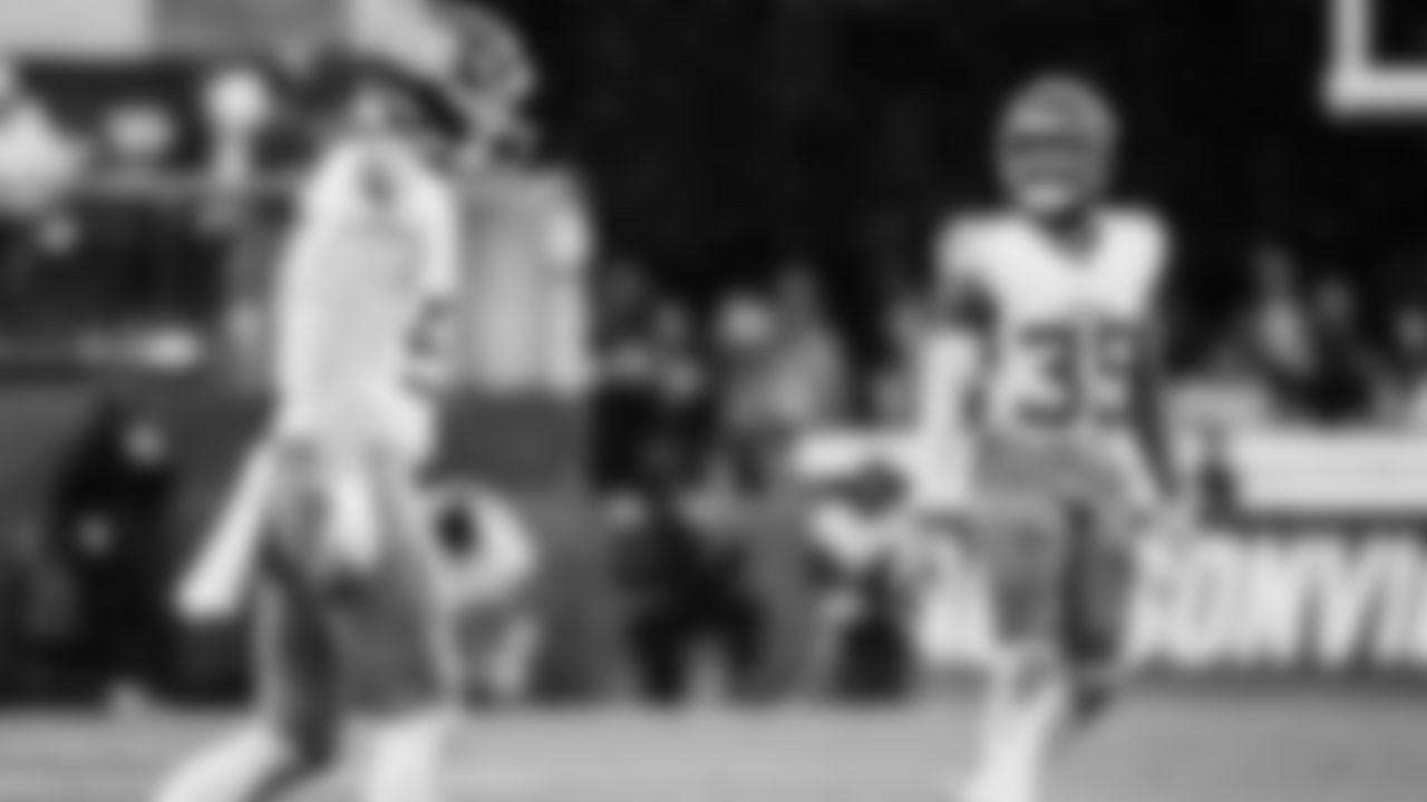 The Tennessee Titans and the Jacksonville Jaguars compete at EverBank Stadium on December 29, 2024 in Jacksonville, FL. Photo By //YOUR NAME///Tennessee Titans