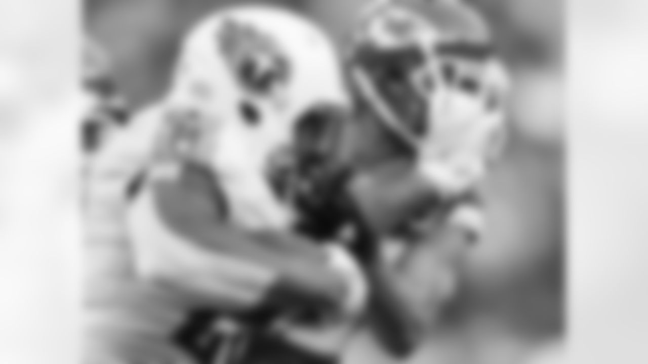 Kansas City Chiefs tight end Travis Kelce (87) catches this pass for a touchdown in front of Tennessee Titans inside linebacker Avery Williamson (54) during the first half of an NFL wild-card playoff game in Kansas City, Mo., Saturday, Jan. 6, 2018. (AP Photo/Reed Hoffmann)