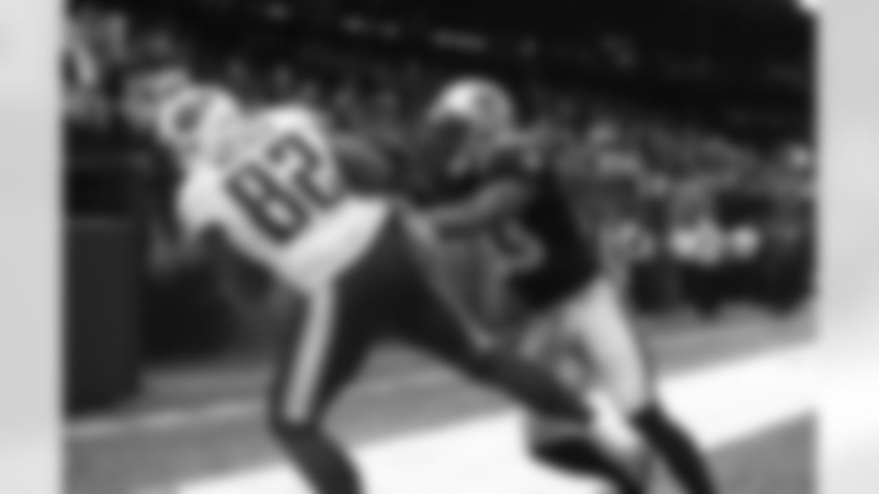 Tennessee Titans tight end Delanie Walker (82) pulls in a touchdown reception in front of New Orleans Saints strong safety Jamarca Sanford (33) in the first half of an NFL football game in New Orleans, Sunday, Nov. 8, 2015. (AP Photo/Butch Dill)