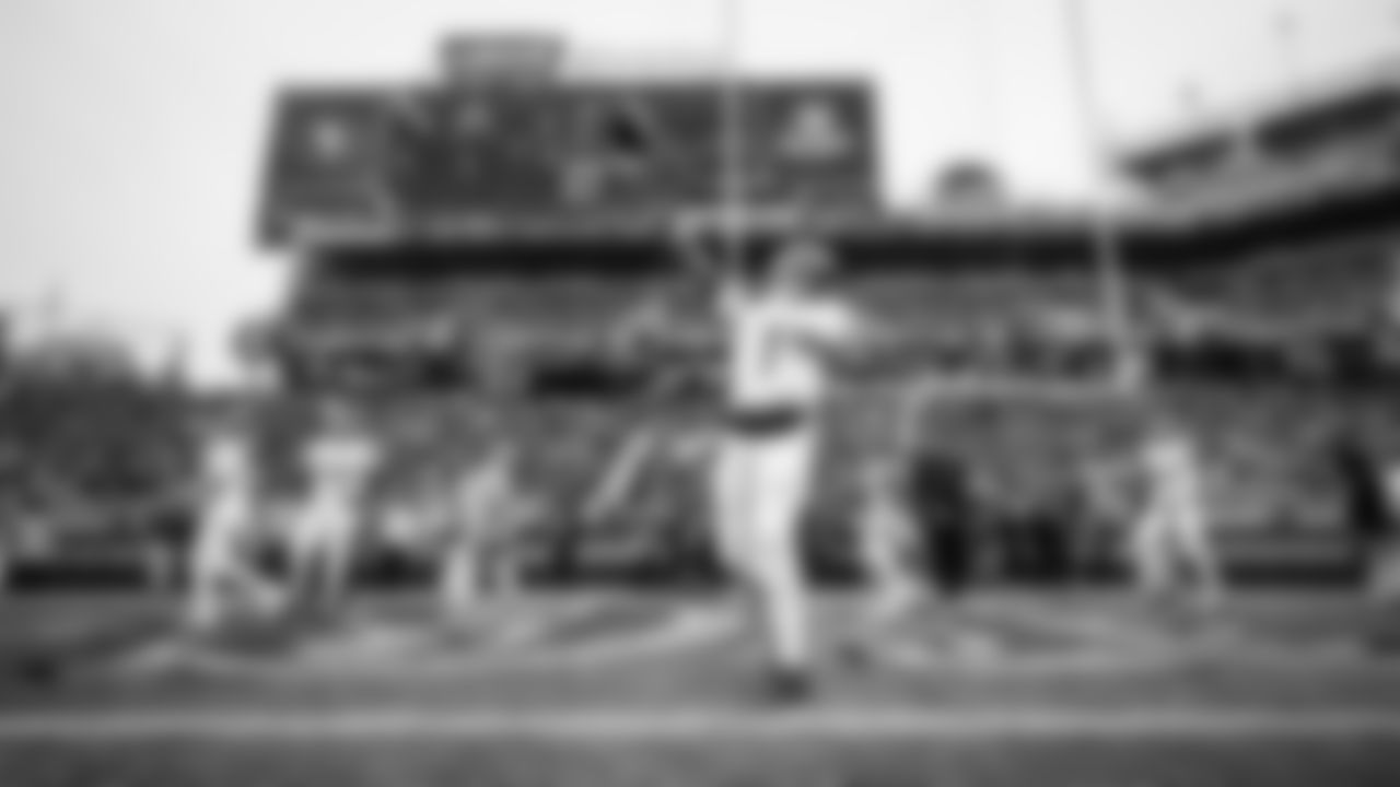 The Tennessee Titans and the San Francisco 49ers compete at Levi's Stadium on December 14, 2025 in San Francisco, CA. Photo By Donald Page/Tennessee Titans