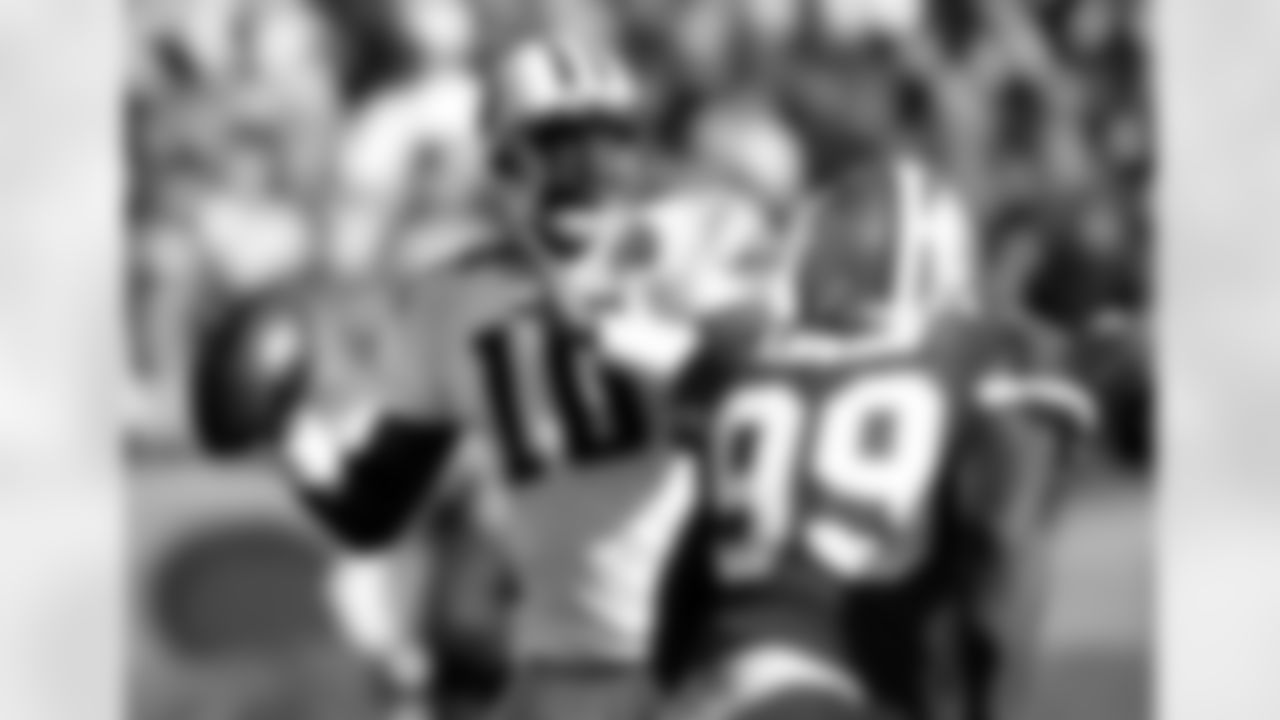 Tennessee Titans quarterback Vince Young, left, drops back to pass as San Francisco 49ers linebacker Manny Lawson, right, rushes during the first quarter of their NFL football game in San Francisco, Sunday, Nov. 8, 2009. (AP Photo/Marcio Sanchez)