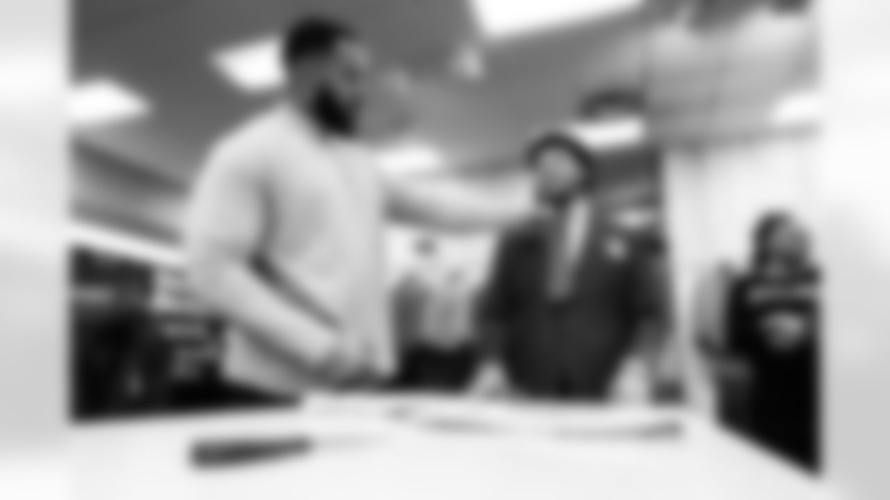 Jeffery Simmons purchases suits of members of Big Brothers Big Sisters  on December 16, 2025 at Men's Warehouse in Nashville, TN. Photo By Beau Brune/Tennessee Titans