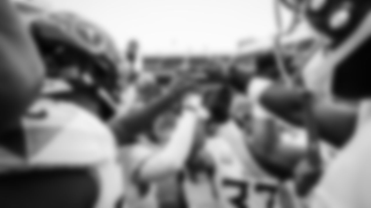 The Tennessee Titans and the San Francisco 49ers compete at Levi's Stadium on December 14, 2025 in San Francisco, CA. Photo By Donald Page/Tennessee Titans