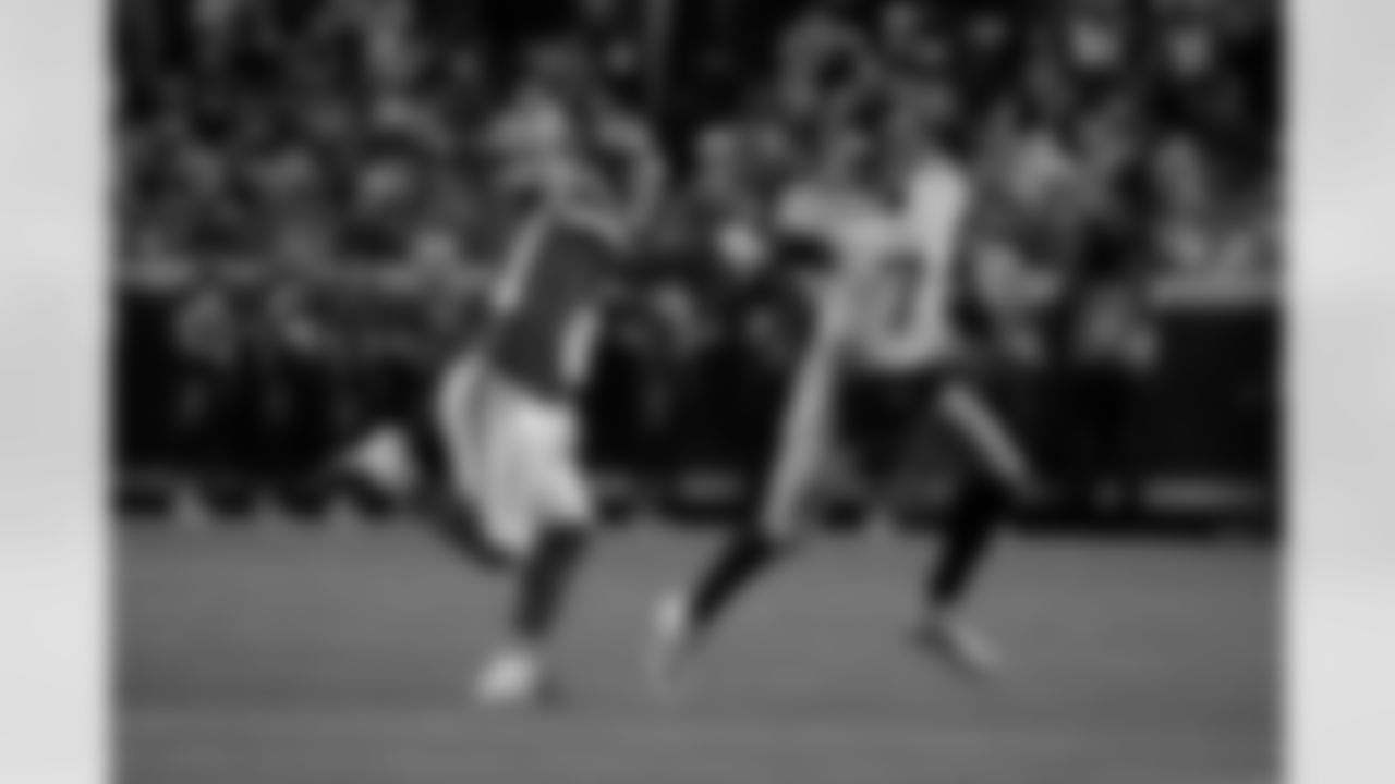 Tennessee Titans quarterback Malik Willis (7) runs against Kansas City Chiefs cornerback Trent McDuffie (21) during an NFL football game Sunday, Nov. 6, 2022, in Kansas City, Mo. (AP Photo/Ed Zurga)