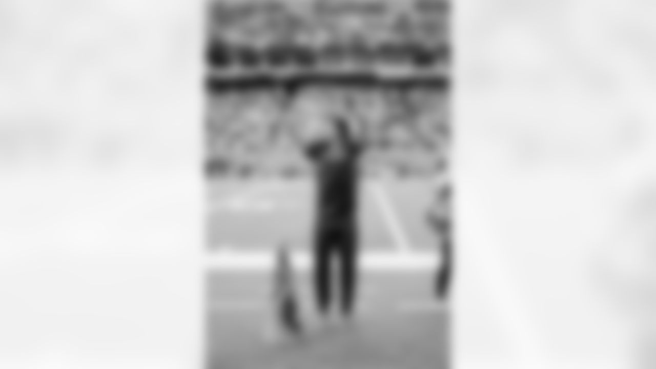 Tennessee Titans Cheerleaders during the game between the Tennessee Titans and the New Orleans Saints at Nissan Stadium on December 28, 2025 in Nashville, TN. Photo By Kaitlyn Hungerford/Tennessee Titans