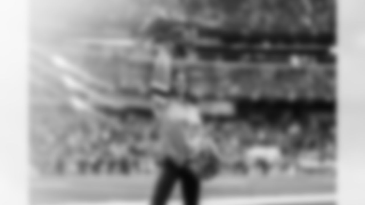 Tennessee Titans Cheerleaders during the game between the Tennessee Titans and the Los Angeles Chargers at Nissan Stadium on November 02, 2025 in Nashville, TN. Photo By Kaitlyn Hungerford/Tennessee Titans