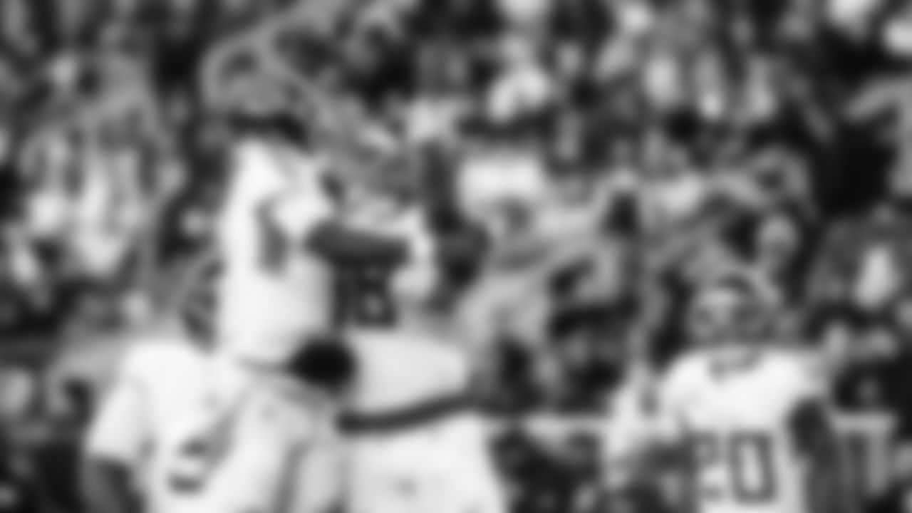 Quarterback Cam Ward #1 of the Tennessee Titans, Defensive tackle Jeffery Simmons #98 of the Tennessee Titans during the game between the Tennessee Titans and the San Francisco 49ers at Levi's Stadium on December 14, 2025 in San Francisco, CA. Photo By Donald Page/Tennessee Titans