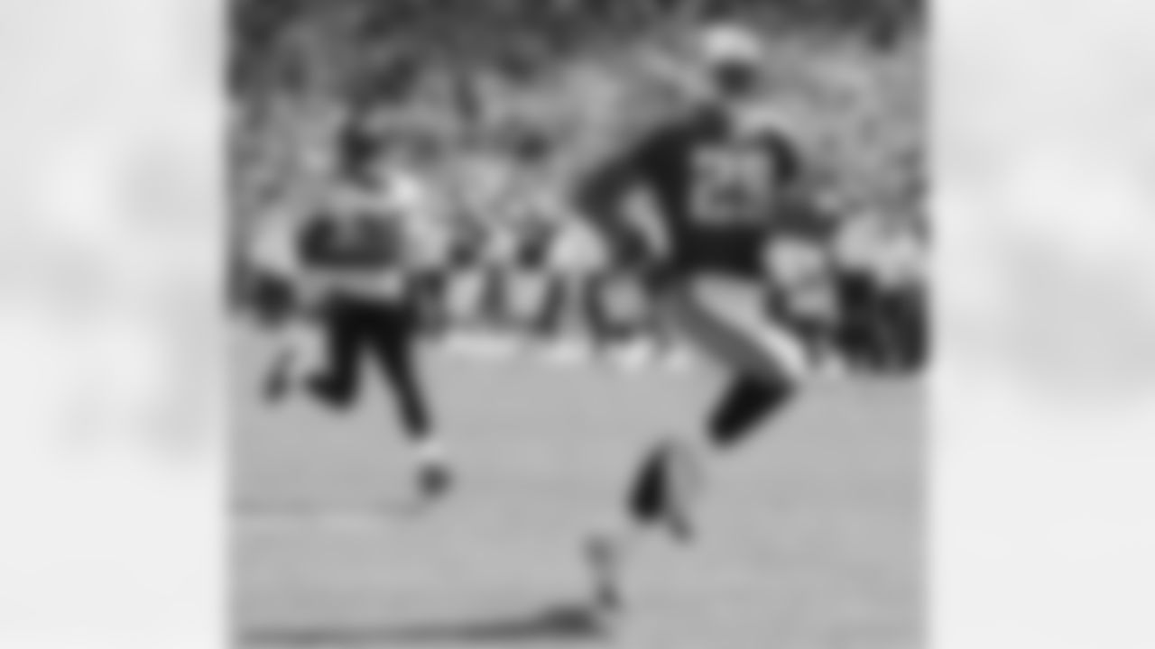 Tennessee Titans running back Chris Brown (29) leaves Jacksonville Jaguars cornerback Dewayne Washington (30) behind as he runs for a 26-yard touchdown in the fourth quarter Sunday, Sept. 26, 2004 in Nashville, Tenn. Brown rushed for 101 yards, his third straight 100-yard rushing game, in the Titans' 15-12 loss to Jacksonville. (AP Photo/Mark Humphrey)