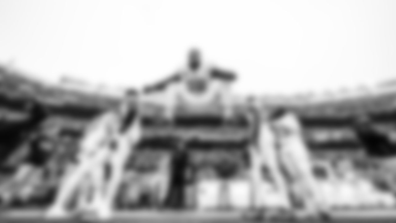 Defensive tackle Jeffery Simmons #98 of the Tennessee Titans before the game between the Tennessee Titans and the San Francisco 49ers at Levi's Stadium on December 14, 2025 in San Francisco, CA. Photo By Donald Page/Tennessee Titans