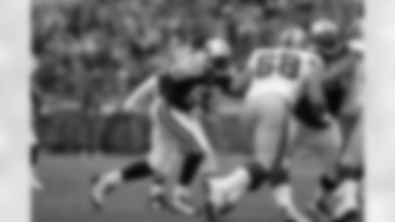 Keith Bulluck #53 of the Tennessee Titans lines up against the San Francisco 49ers on November 27, 2005 in Nashville, Tennessee. The Titans defeated the 49ers 33-22. (Joe Robbins via AP)