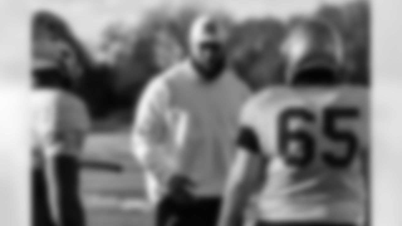 Defensive tackle Jeffery Simmons #98 of the Tennessee Titans attends a high school football practice at Maplewood HS after donating football equipment for the team on November 04, 2025 in Nashville, TN. Photo By Jessie Rogers/Tennessee Titans