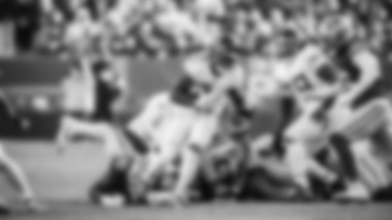 The Tennessee Titans and the San Francisco 49ers compete at Levi's Stadium on December 14, 2025 in San Francisco, CA. Photo By Donald Page/Tennessee Titans