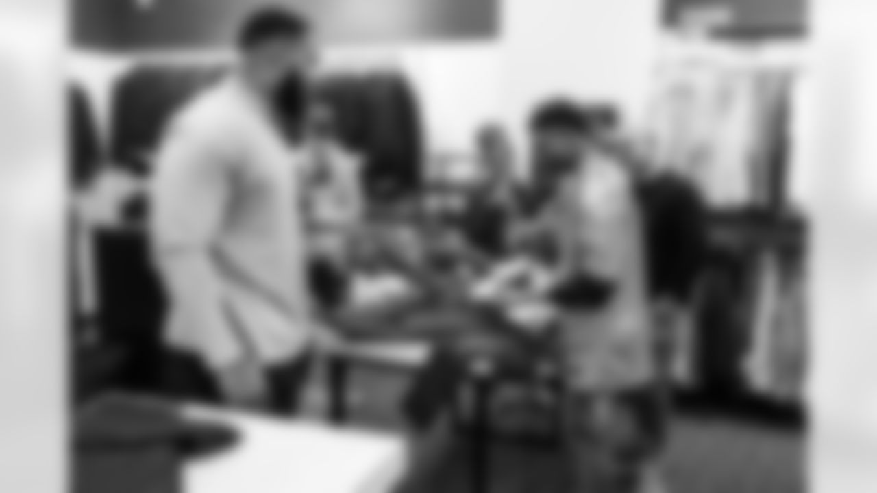 Jeffery Simmons purchases suits of members of Big Brothers Big Sisters  on December 16, 2025 at Men's Warehouse in Nashville, TN. Photo By Beau Brune/Tennessee Titans