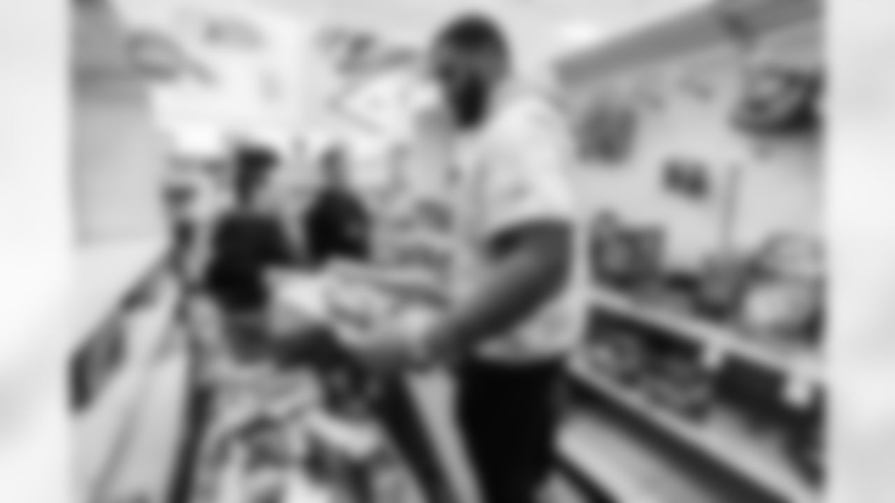 JC Latham Holiday Shopping Event on December 22, 2025 at Target in Nashville, TN. Photo By Beau Brune/Tennessee Titans