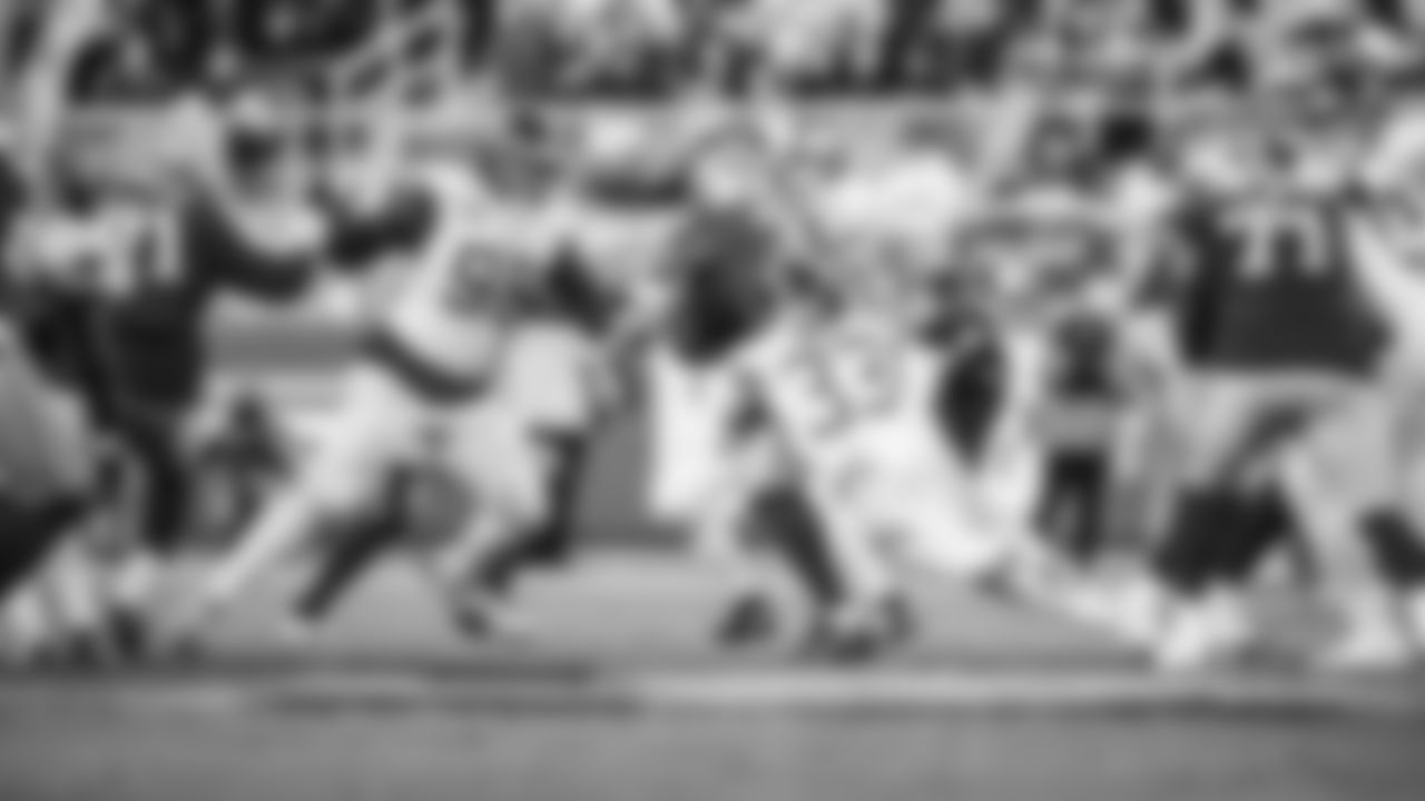 The Tennessee Titans and the San Francisco 49ers compete at Levi's Stadium on December 14, 2025 in San Francisco, CA. Photo By Jessie Rogers/Tennessee Titans