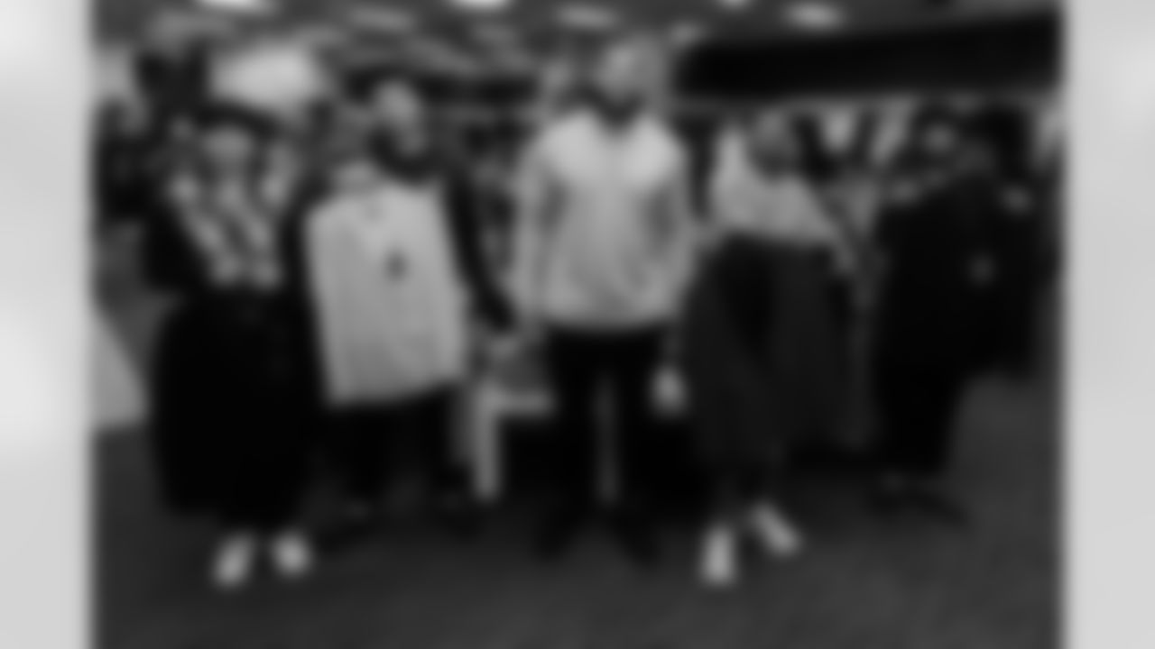 Jeffery Simmons purchases suits of members of Big Brothers Big Sisters  on December 16, 2025 at Men's Warehouse in Nashville, TN. Photo By Beau Brune/Tennessee Titans