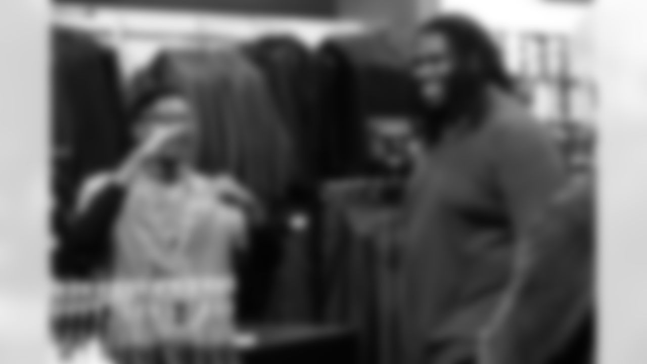 Jeffery Simmons purchases suits of members of Big Brothers Big Sisters  on December 16, 2025 at Men's Warehouse in Nashville, TN. Photo By Beau Brune/Tennessee Titans