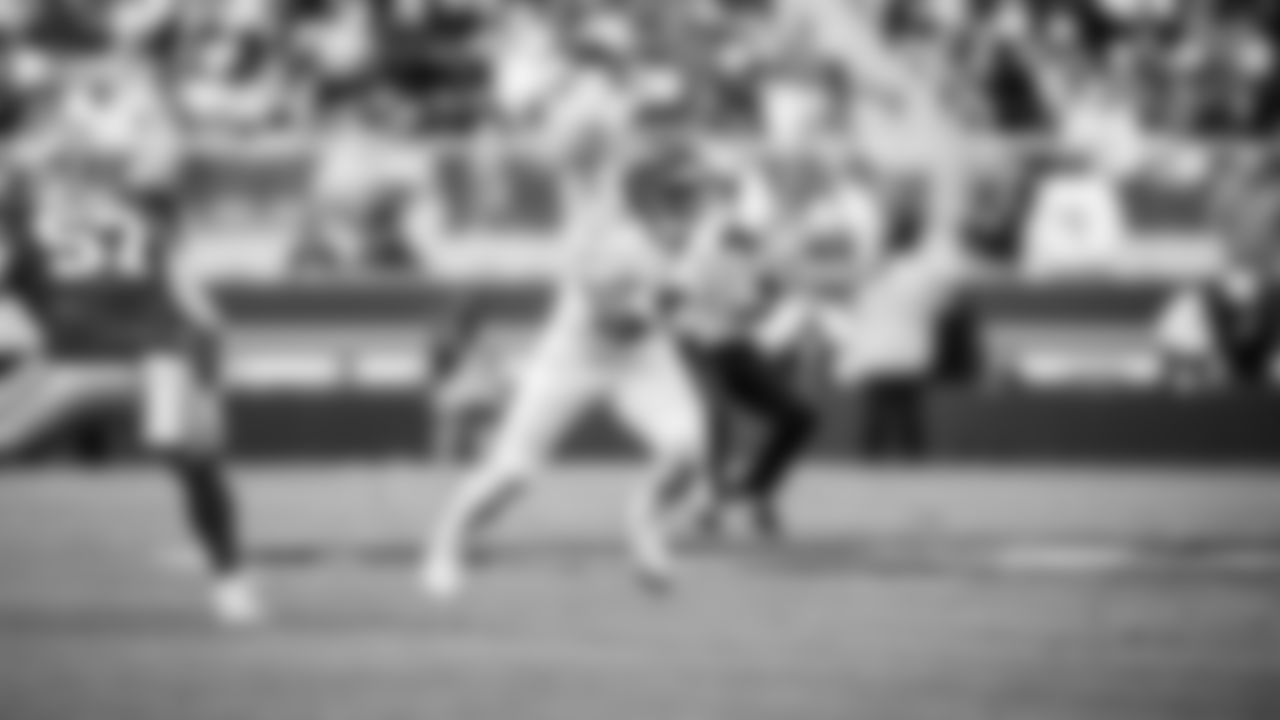 The Tennessee Titans and the San Francisco 49ers compete at Levi's Stadium on December 14, 2025 in San Francisco, CA. Photo By Jessie Rogers/Tennessee Titans