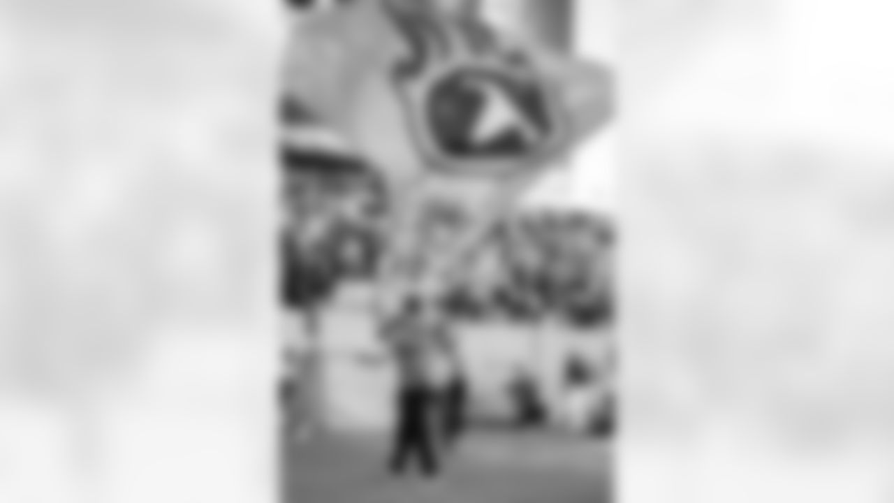 Tennessee Titans Cheerleaders during the game between the Tennessee Titans and the Houston Texans at Nissan Stadium on November 16, 2025 in Nashville, TN. Photo By Kaitlyn Hungerford/Tennessee Titans