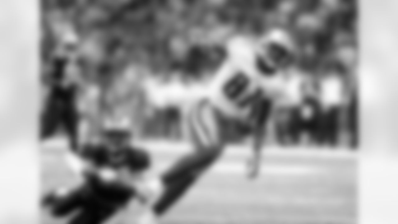 Tennessee Titans Brandon Jones (81) breaks free from a tackle by New Orleans Saints Jason David (42) in New Orleans, Monday, Sept. 24, 2007.  (AP Photo/Judi Bottoni)