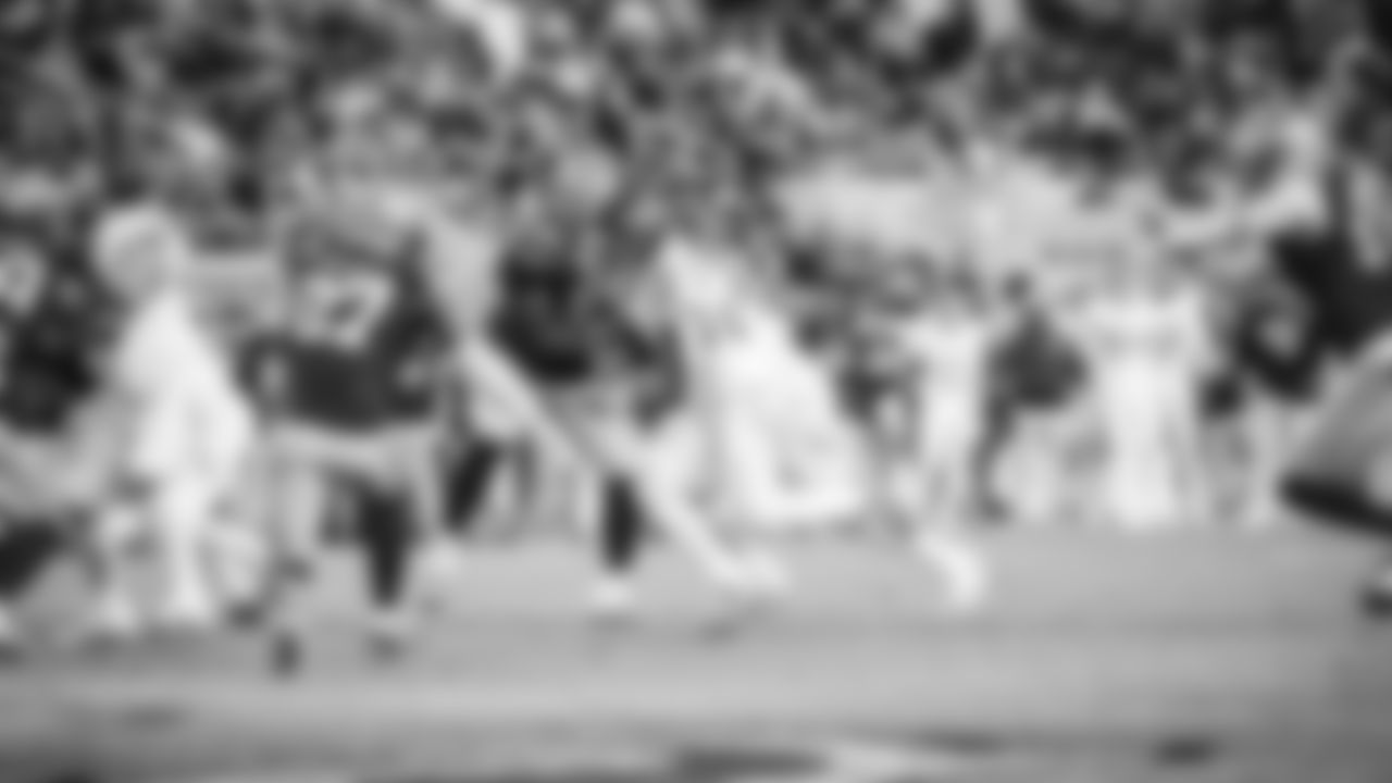 The Tennessee Titans and the San Francisco 49ers compete at Levi's Stadium on December 14, 2025 in San Francisco, CA. Photo By Jessie Rogers/Tennessee Titans